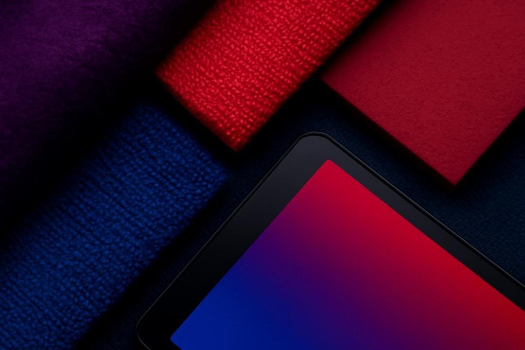 Aplicações práticas das cores profundas em decoração e design